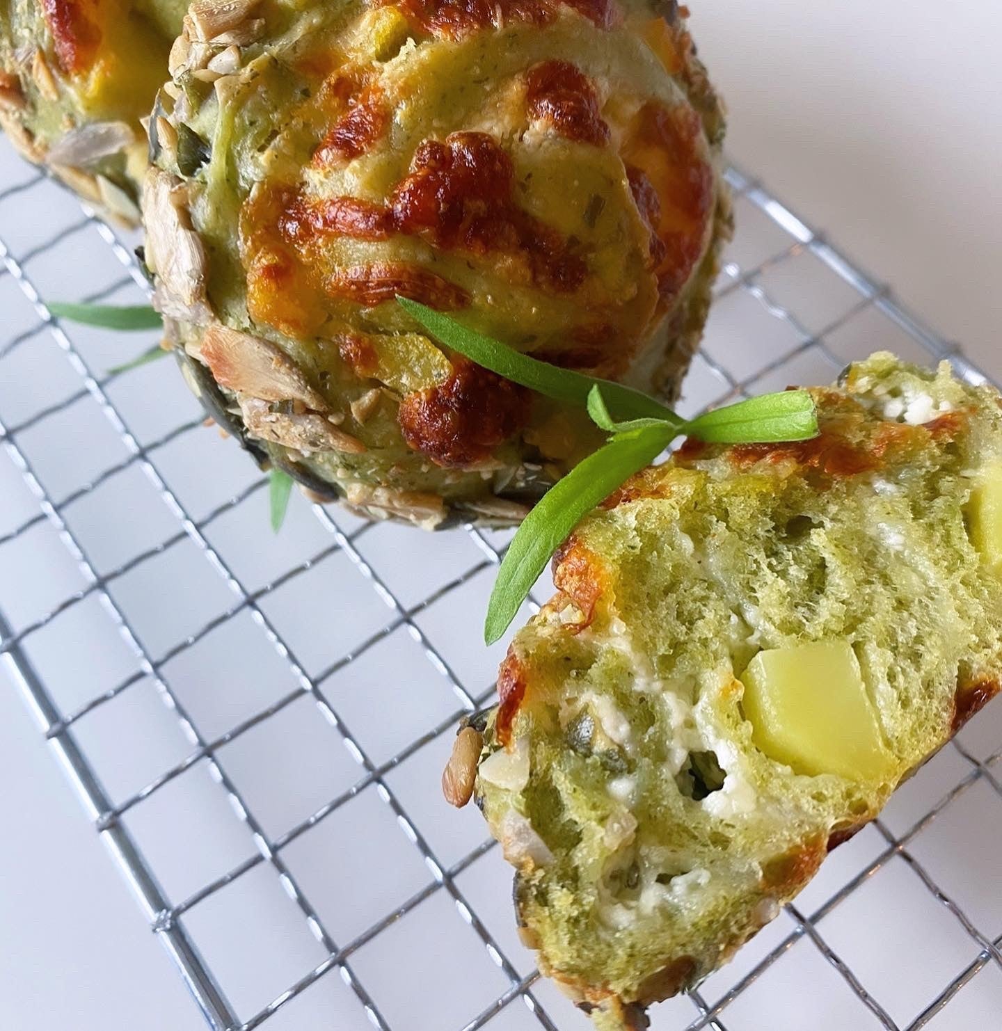 Kartoffel-snegle i svampet spinatbrød med mascarpone, mozzarella og kerner i siderne