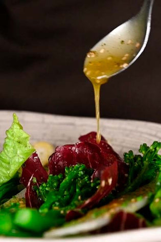  Sommersalat med Umami spice og sesam vinaigrette